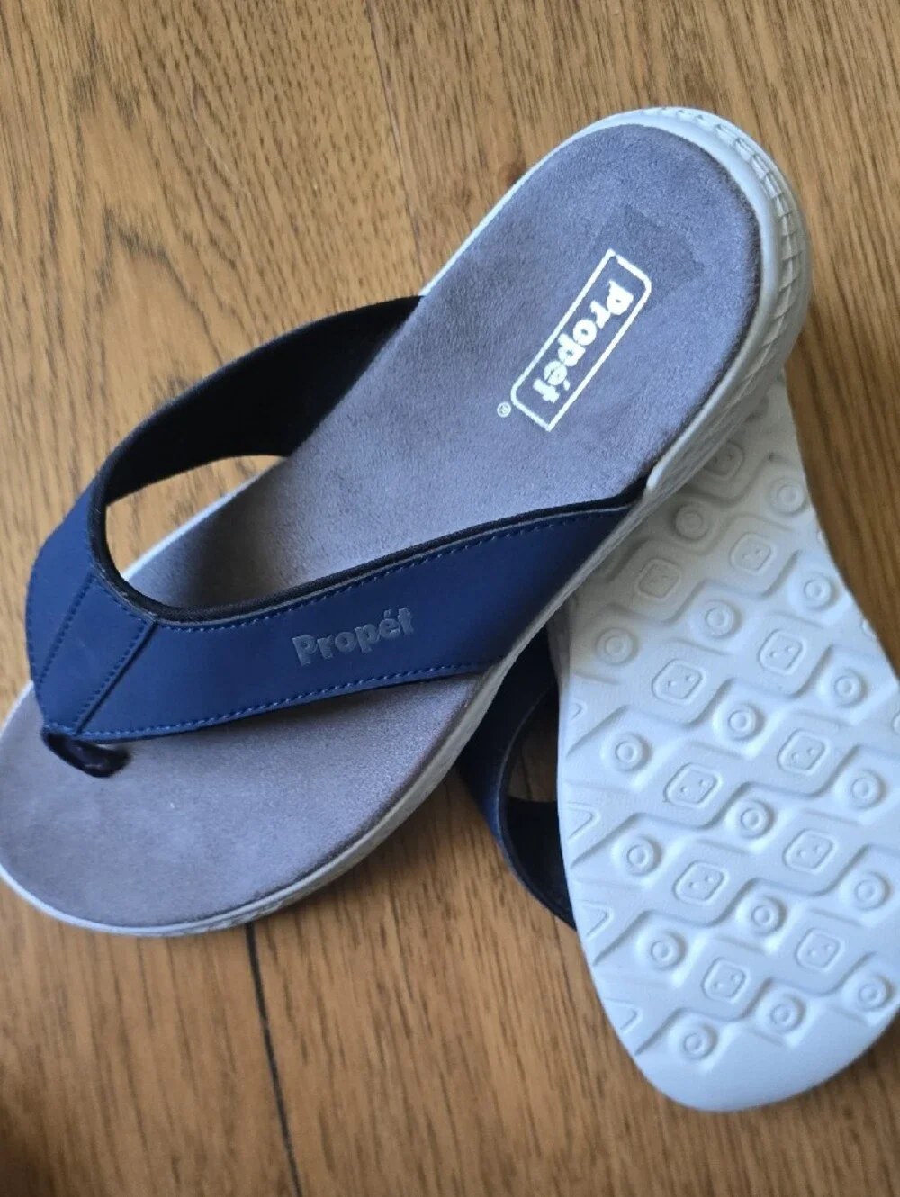 NWOT Propet Mens Navy and Gray Thong Sandals